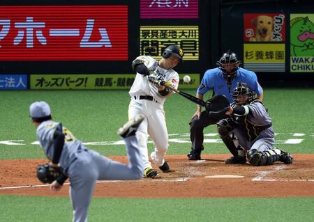 ５回、右越えに２ランを放つ近藤（投手・椎葉、捕手・梅野）＝撮影・山口登