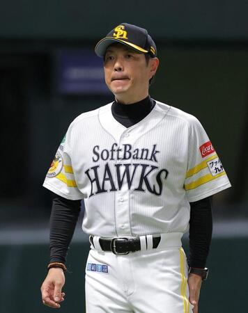 ７回、選手交代を告げた小久保監督（撮影・西田忠信）