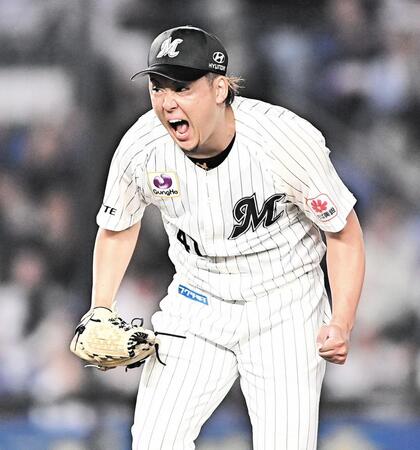 ８回、サノーを遊ゴロに打ち取り雄たけびを上げる鈴木（撮影・開出牧）