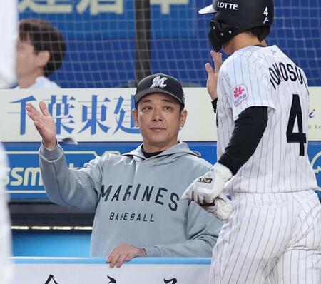 １回、生還した友杉（右）を迎えるロッテ・サブロー監督