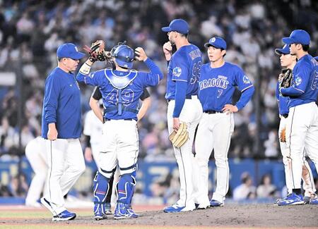 ロッテ打線に捕まり６回途中で降板したマラー（中央）。左端は井上監督（撮影・開出牧）