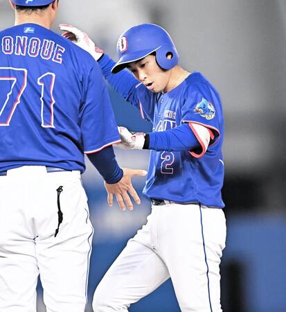 ３回、同点の中前適時打を放ち堂上コーチ（左）とタッチを交わす田中（撮影・開出牧）