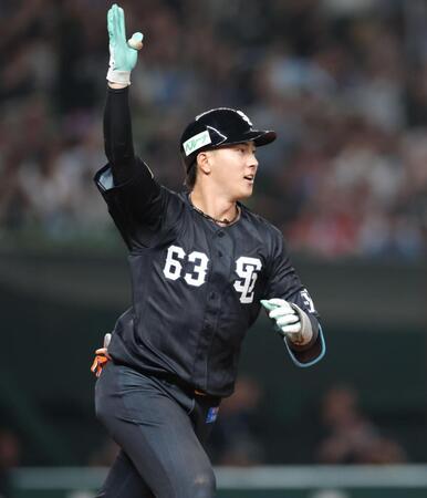 ９回、サヨナラ打を放ち、大きく手を上げる長谷川（撮影・西岡正）