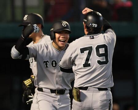 ６回、２ランを放ち喜ぶ佐々木（撮影・金田祐二）