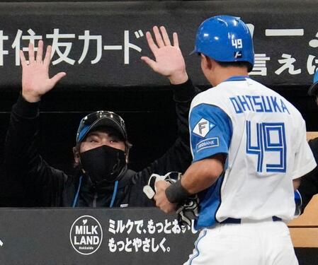 ３回、３ランを放った大塚（右）を迎える新庄監督