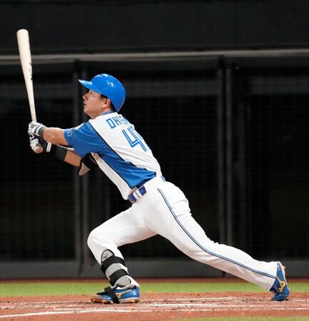 ３回、大塚が右中間に３ランを放つ