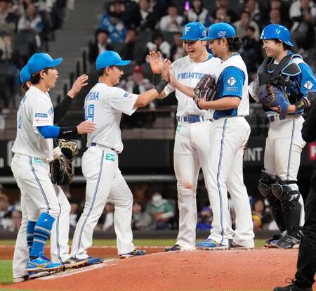 ＤｅＮＡに勝利し、タッチを交わす伊藤（右から２人目）ら日本ハムナイン