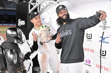 今季４勝目を挙げお立ち台で西川（左）と自撮りをするジャクソン（撮影・開出牧）
