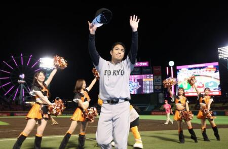 古巣から勝利し、声援に応える則本（撮影・金田祐二）
