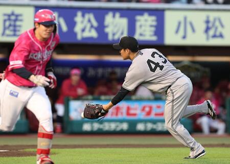 ２回、太田のスクイズをグラブトスで阻止する則本（撮影・金田祐二）