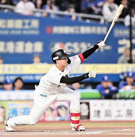 １回、先制点を呼び込む二ゴロを放つ西川（撮影・開出牧）