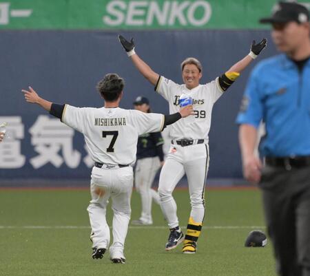 ９回、左中間にサヨナラ打を放つ杉本（撮影・金居みつよし）