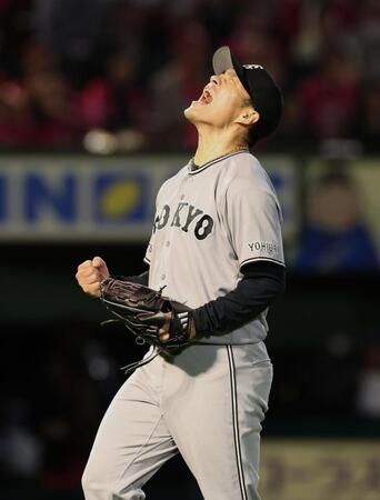 ５回、ピンチを脱し雄たけびをあげる則本（撮影・金田祐二）