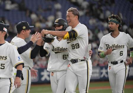 ９回、サヨナラ打を放ち、ナインと大喜びする杉本（中央）＝撮影・金居みつよし
