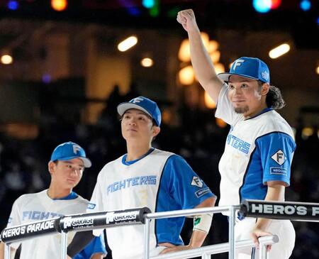 試合終了後、ファンの声援に応える（右から）伊藤、郡司、大塚