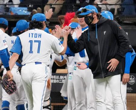 完投勝利した伊藤（左）を迎える新庄監督