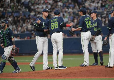 ６回、先発松本から丸山（左）に投手交代を告げる池山監督（中央）＝撮影・金居みつよし