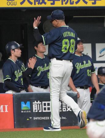ベンチでぼう然とする池山監督（撮影・金居みつよし）