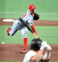 松山大打線を相手に力投する富士大・角田楓斗（撮影・佐藤厚）