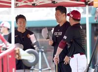三木監督（右）にあいさつする則本（左）、田中将（撮影・金田祐二）