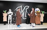 試合前、スター・ウォーズのキャラクターたちとコラボする寺地（手前左）と広池（撮影・開出牧）