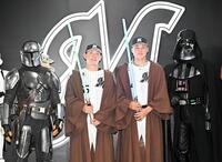 試合前、スター・ウォーズのキャラクターたちとコラボする寺地（左）と広池（撮影・開出牧）