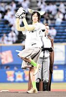 始球式を努める恒松祐里（撮影・開出牧）