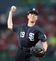 ファーストピッチをする山崎育三郎（撮影・西岡正）