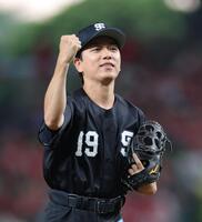 ファーストピッチの後、ガッツポーズの山崎育三郎（撮影・西岡正）