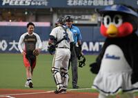 始球式を終えた古性優作（撮影・金居みつよし）