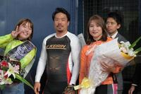 始球式に臨む古性優作。右は向井円、左は岸和田けいりんＰＲ大使・白井美早子さん（撮影・金居みつよし）