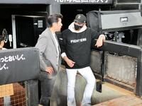 前ＤｅＮＡ監督の三浦大輔氏（左）と話す新庄監督
