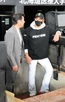 前ＤｅＮＡ監督の三浦大輔氏（左）と話す新庄監督