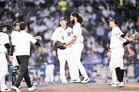 ３回、田中に同点の中前適時打を打たれたジャクソン（中央）＝撮影・開出牧