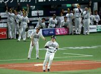 １回、先制２ランを放ちベースを回る栗原（撮影・山口登）