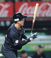 ５回、左前に同点打を放つ渡部（撮影・西岡正）