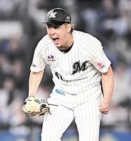 ８回、サノーを遊ゴロに打ち取り雄たけびを上げる鈴木（撮影・開出牧）