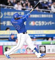 ２回、左越え二塁打を放つサノー（撮影・開出牧）
