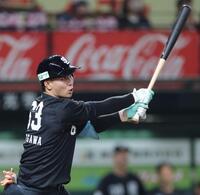 ９回、右前にサヨナラ打を放つ長谷川（撮影・西岡正）