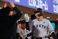 ７回巨人無死、ソロを放ちナインに迎えられる巨人・岸田行倫　＝楽天モバイル最強パーク仙台（撮影・金田祐二）