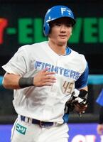 ３回、３ランを放ち塁を回る大塚