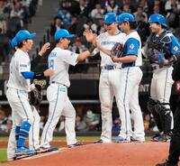ＤｅＮＡに勝利し、タッチを交わす伊藤（右から２人目）ら日本ハムナイン