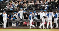 ３回、３ランを放った大塚（中央）を迎える日本ハムナイン