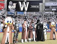 中日に競り勝ちスター・ウォーズに扮してポーズを決める西川（左から３人目）とジャクソン（撮影・開出牧）