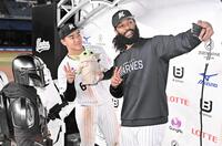 今季４勝目を挙げお立ち台で西川（左）と自撮りをするジャクソン（撮影・開出牧）