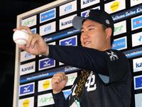 プロ初勝利でウイニングボールを掲げる岩城（撮影・西岡正）