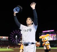 古巣から勝利し声援に応える則本（撮影・金田祐二）