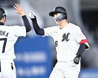 ６回、勝ち越しの右前適時打を放ち西岡コーチ（左）とタッチを交わす西川（撮影・開出牧）