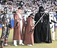 ライトスタンドをバックにスター・ウォーズに扮（ふん）しポーズを決めるロッテ・西川（左から２人目）とジャクソン（撮影・開出牧）