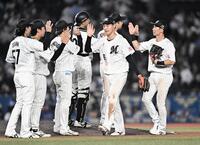 中日に競り勝ちタッチを交わす西川（６）らロッテナイン（撮影・開出牧）